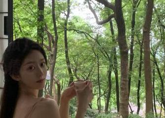 当你在观看“网曝吃瓜”的时候，心情是“在下吃瓜，撑得不错”。